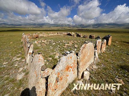 形态怪异巨型石像现身天山深谷(组图)