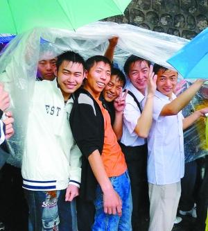 富士康招工应聘者冒雨连夜排队(组图)