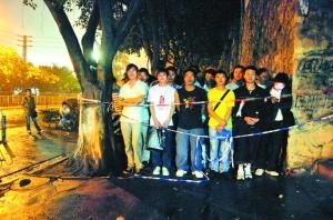 富士康招工应聘者冒雨连夜排队(组图)