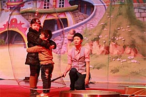 参与现场互动的小朋友