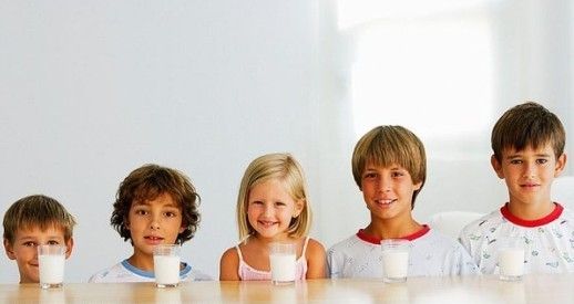 幼儿每天喝多少牛奶最合适?_健康