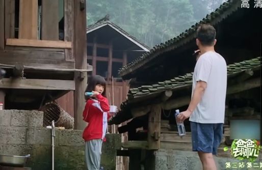 黄磊和多多在清晨一起刷牙 黄磊和多多在清晨一起刷牙
