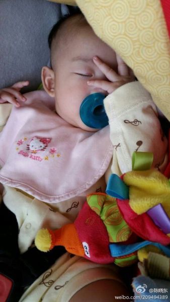 陈晓东女儿吃奶嘴熟睡