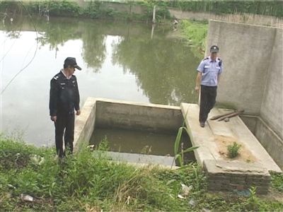  The police investigated at the edge of the "Lethal Pond". Photographed by Fang Long