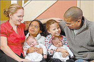 英国夫妇7年生下两对罕见黑白双胞胎(图)