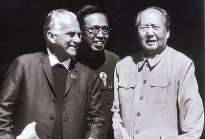 1日,毛泽东邀请斯诺登上天安门参加国庆典礼(