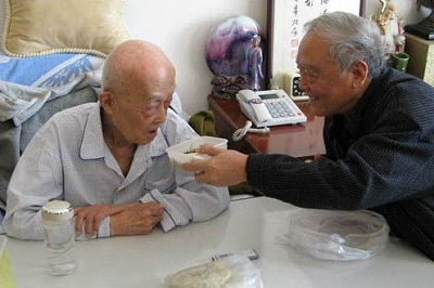 季承在喂季羡林进食 季承在喂季羡林进食