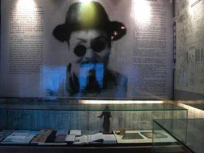 陈列室陈列着关于阿炳的生平简介，以及有关阿炳纪念文章的各种书籍材料与音像资料，其中最有价值的是日本友人捐赠的一本1952年的《瞎子阿炳曲集》