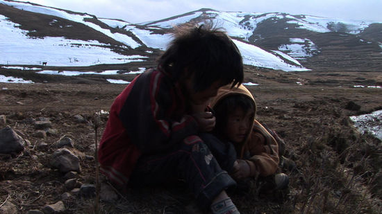 <em>纪录片</em>《<em>三姊妹</em>》威尼斯获奖关注留守儿童_文