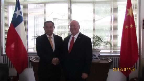 李若弘主席与Schmidt大使亲切握手