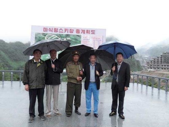 朝中友好协会在施工现场感受在朝鲜倡导的马西岭速度