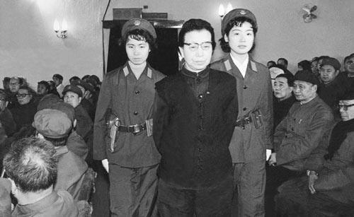 中国大审判：江青被押上法庭