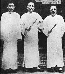 旧上海三大亨的凄惨结局:黄金荣扫马路
