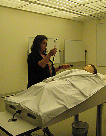 医学院老师展示先进教学的人体模型(图)