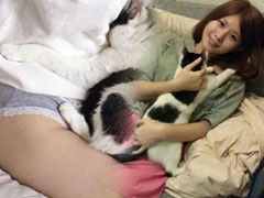 鸡排妹穿蕾丝内裤驯猫