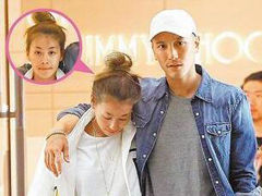 王阳明牵素颜娇妻逛街