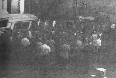1961年5月25日 美国反种族隔离者在公共汽车上遭殴打 文化读书频道 新浪网