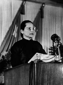 1949年宋庆龄在中国人民政治协商会议第一届全体会议上发表演讲