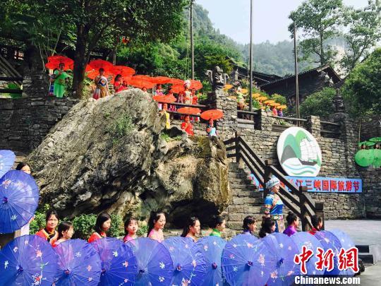开幕式演出以掩映在青山绿水间的巴王古寨为主背景 刘良伟 摄