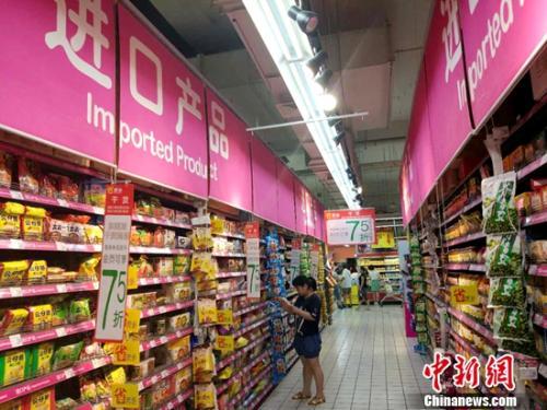 民众正在超市里购物。<a target='_blank' href=