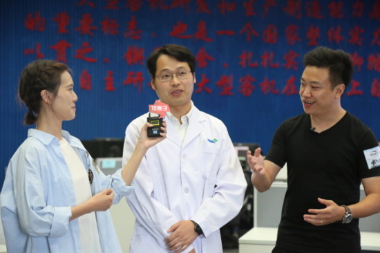 在商飞控制室做网络直播