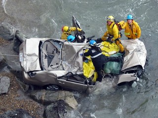 救援人员打捞因刹车失灵而坠海的丰田车