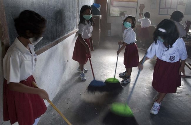 图文:火山爆发影响印尼百姓生活_美股新闻