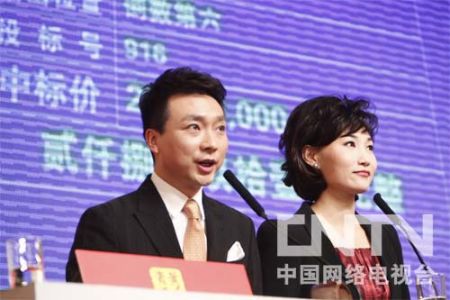 图为康辉、李梓萌“叫卖”《新闻联播》时段广告。（来源：央视网）