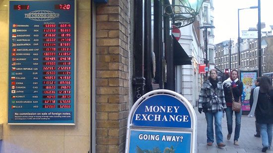 伦敦街头初现人民币自由买卖英镑(图)_欧洲经