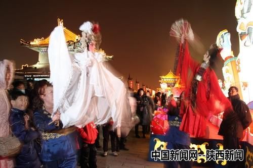 1月26日晚,“西安大庙会•城墙上元灯会暨成都国际熊猫灯会”在西安点亮。金鑫 摄 1月26日晚,“西安大庙会•城墙上元灯会暨成都国际熊猫灯会”在西安点亮。金鑫 摄