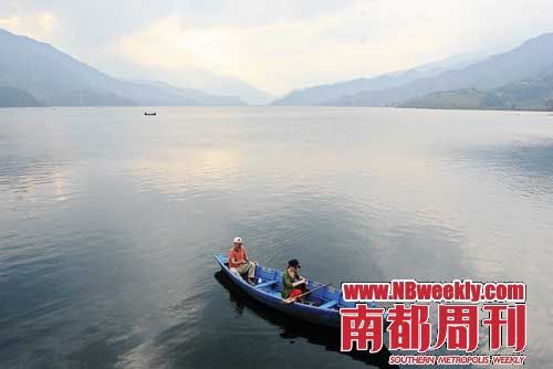 费瓦湖像镜子般平静,倒映着雪山的影子,遥望着雪山。 费瓦湖像镜子般平静,倒映着雪山的影子,遥望着雪山。