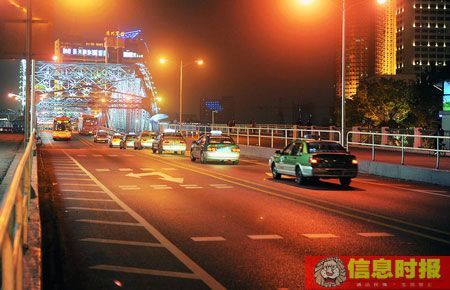 图为被列入拆建范围的海珠桥北引桥。这次工程还将涉及桥墩桥台、桥面施工等,项目全长300多米。萧嘉宁 摄 图为被列入拆建范围的海珠桥北引桥。这次工程还将涉及桥墩桥台、桥面施工等,项目全长300多米。萧嘉宁 摄