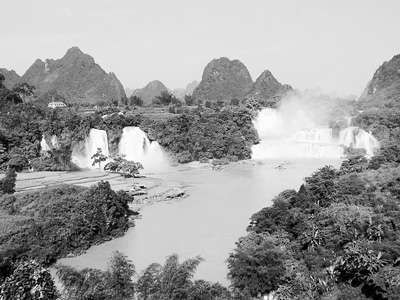 中越边境的风景名胜——德天瀑布。(CFP供图) 中越边境的风景名胜——德天瀑布。(CFP供图)