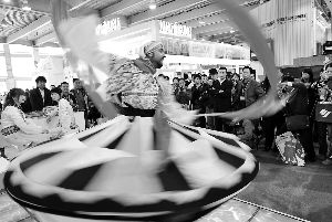 每年的国际旅游展都火爆羊城。一位埃及苏菲舞艺人向观众展示优美的舞姿。(资料图片) 每年的国际旅游展都火爆羊城。一位埃及苏菲舞艺人向观众展示优美的舞姿。(资料图片)