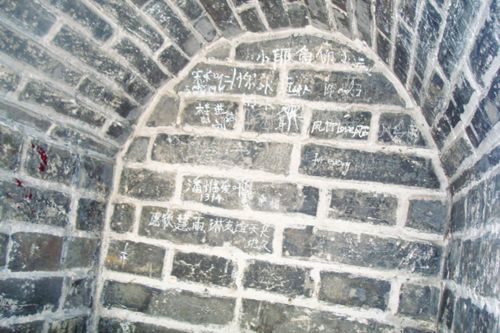 百牙塔是池州市区的一幢标志性建筑,至今已经有500年历史,属于省级文保单位。近日有读者向记者报料称,百牙塔正饱受涂鸦之困。记者实地探访时,古塔的管理部门也表示对涂鸦问题很头疼。 百牙塔是池州市区的一幢标志性建筑,至今已经有500年历史,属于省级文保单位。近日有读者向记者报料称,百牙塔正饱受涂鸦之困。记者实地探访时,古塔的管理部门也表示对涂鸦问题很头疼。