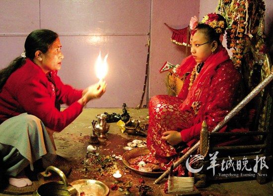 在一些重大的节日里,活女神库玛丽现身祝福百姓和接受百姓礼拜。 在一些重大的节日里,活女神库玛丽现身祝福百姓和接受百姓礼拜。