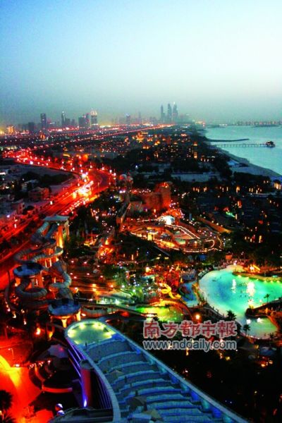 在波浪酒店上俯瞰看到的迪拜棕榈岛夜色。 在波浪酒店上俯瞰看到的迪拜棕榈岛夜色。