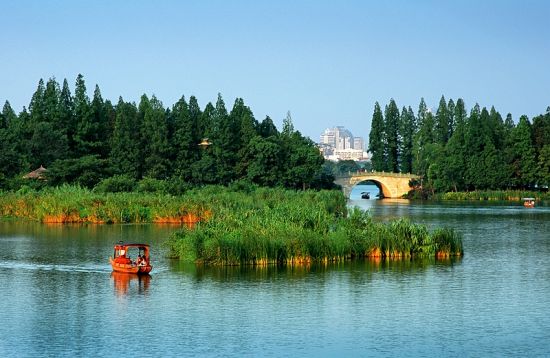 杨堤景行 汤耀亮摄