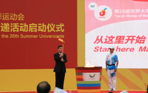 广东省委书记汪洋用引火棒点燃火种盆 广东省委书记汪洋用引火棒点燃火种盆