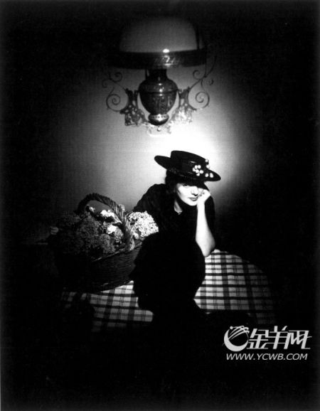 这是演员格特鲁德·劳伦斯在萧伯纳的名剧《茶花女》中。 这是演员格特鲁德·劳伦斯在萧伯纳的名剧《茶花女》中。
