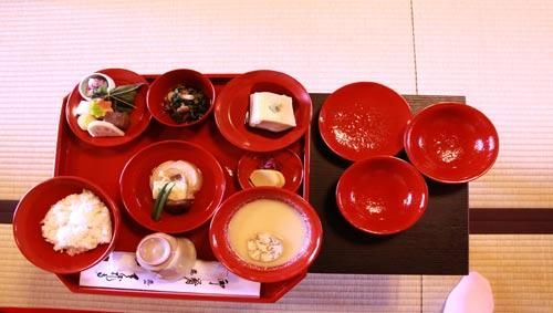 酸、甜、苦、辣、咸五味对应着佛教五色,即黄、青、黑、白、红。精进料理的食材皆为时令蔬菜,采用蒸、煮等烹调方式,是百分百的绿色食品。 酸、甜、苦、辣、咸五味对应着佛教五色,即黄、青、黑、白、红。精进料理的食材皆为时令蔬菜,采用蒸、煮等烹调方式,是百分百的绿色食品。