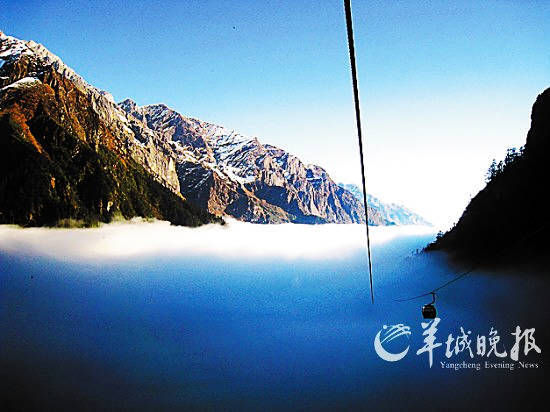 海螺沟冰川(CFP供图) 海螺沟冰川(CFP供图)
