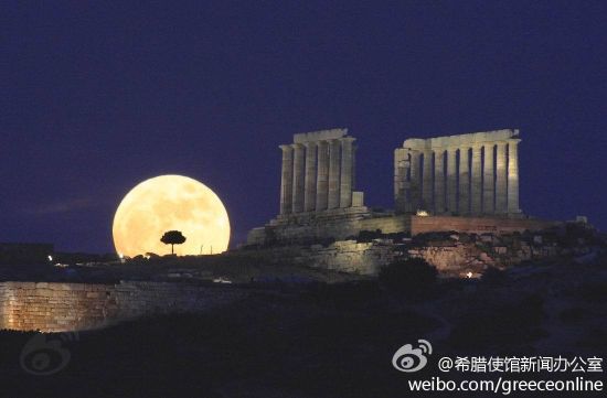 “满月之夜”音乐会每年举行,人们在科林斯考古遗址上静静地聆听莫扎特、贝多芬、皮亚佐拉和门德尔松的经典名作。 “满月之夜”音乐会每年举行,人们在科林斯考古遗址上静静地聆听莫扎特、贝多芬、皮亚佐拉和门德尔松的经典名作。