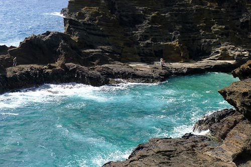 海浪不断拍打岩石 海浪不断拍打岩石