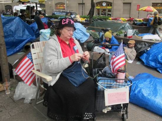 玛莎老人正在给抗议者织帽子。人民网记者贾彧摄