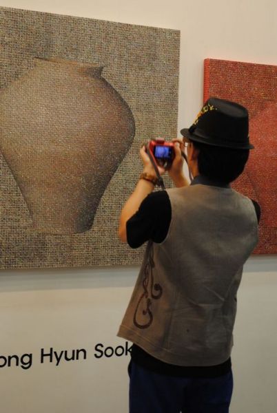 本刊展位对面的韩国Dado 画廊每天人头攒动,黄子佼也来拍他家的作品了,看来blingbling 的艺术品在台湾也有好销路 本刊展位对面的韩国Dado 画廊每天人头攒动,黄子佼也来拍他家的作品了,看来blingbling 的艺术品在台湾也有好销路