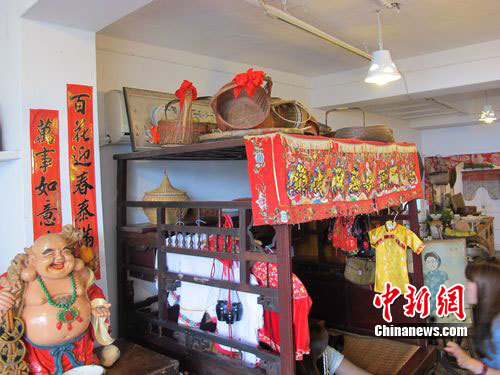 图为台湾九份老街的民间博物馆内中国式喜床。韩胜宝 摄 图为台湾九份老街的民间博物馆内中国式喜床。韩胜宝 摄