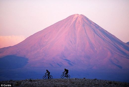 守卫着这阿塔卡玛沙漠的雷堪克博火山,位于智利和玻利维亚边缘,是众多火山中最显著的一座。 守卫着这阿塔卡玛沙漠的雷堪克博火山,位于智利和玻利维亚边缘,是众多火山中最显著的一座。