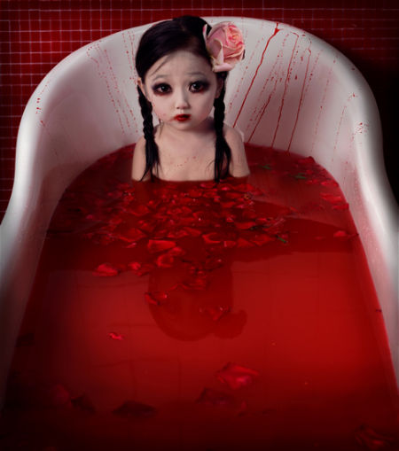张鹏走红的摄影作品，表达一个被伤害的主题，“青春伤害”是70后艺术家的主要表现题材。