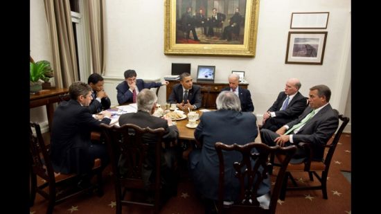 2011年4月6日：奥巴马总统和副总统拜登于椭圆办公室的私人宴会厅召开了一次夜间会议，与众议院议长、俄亥俄州共和党议员约翰-博纳(John Boehner)(左侧)和参议院多数党领袖、内华达州民主党议员哈里-雷德(Harry Reid)(近景左起第二人)就预算问题进行了讨论。从副总统拜登开始顺时针排序，与会者分别是：白宫幕僚长比尔-戴利(Bill Daley)；博纳；博纳幕僚长巴里-杰克逊(Barry Jackson)；雷德；雷德幕僚长大卫-科隆(David Krone)；总统法务助理罗布-纳伯斯(Rob Nabors)；管理和预算办公室主任杰克-卢(Jack Lew)。